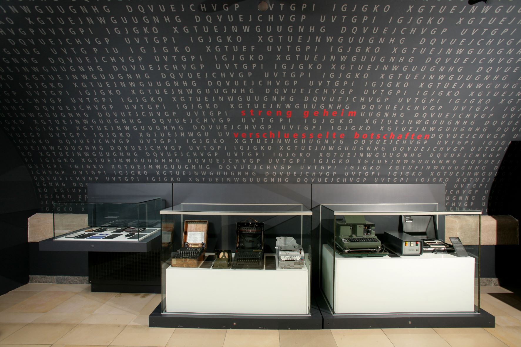 Raum Geheimwerkstatt _Cindric Verschlüsselte Kommunikation wird in einem eigenen Kabinett in der Ausstellung des Museums für Kommunikation präsentiert. © Museum für Kommunikation Nürnberg / Foto: Mile Cindric